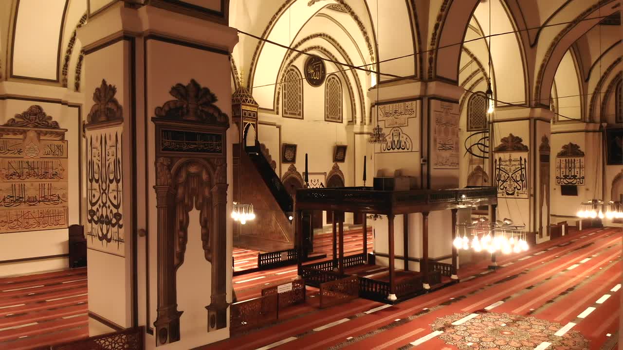 세계에서 가장 아름다운 거대한 역사적인 대 모스크의 내부