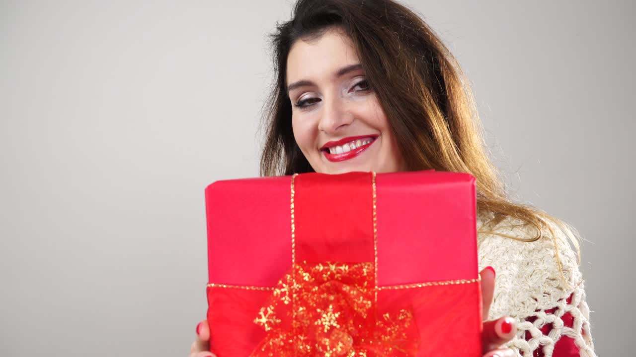 una mujer con una caja de regalos para navidad 4k.
