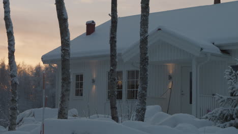 idílica casa familiar escandinava en el país de las maravillas invernal cubierto de nieve