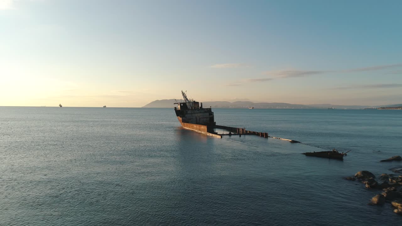 바다 에서 얼룩진 배 붕괴