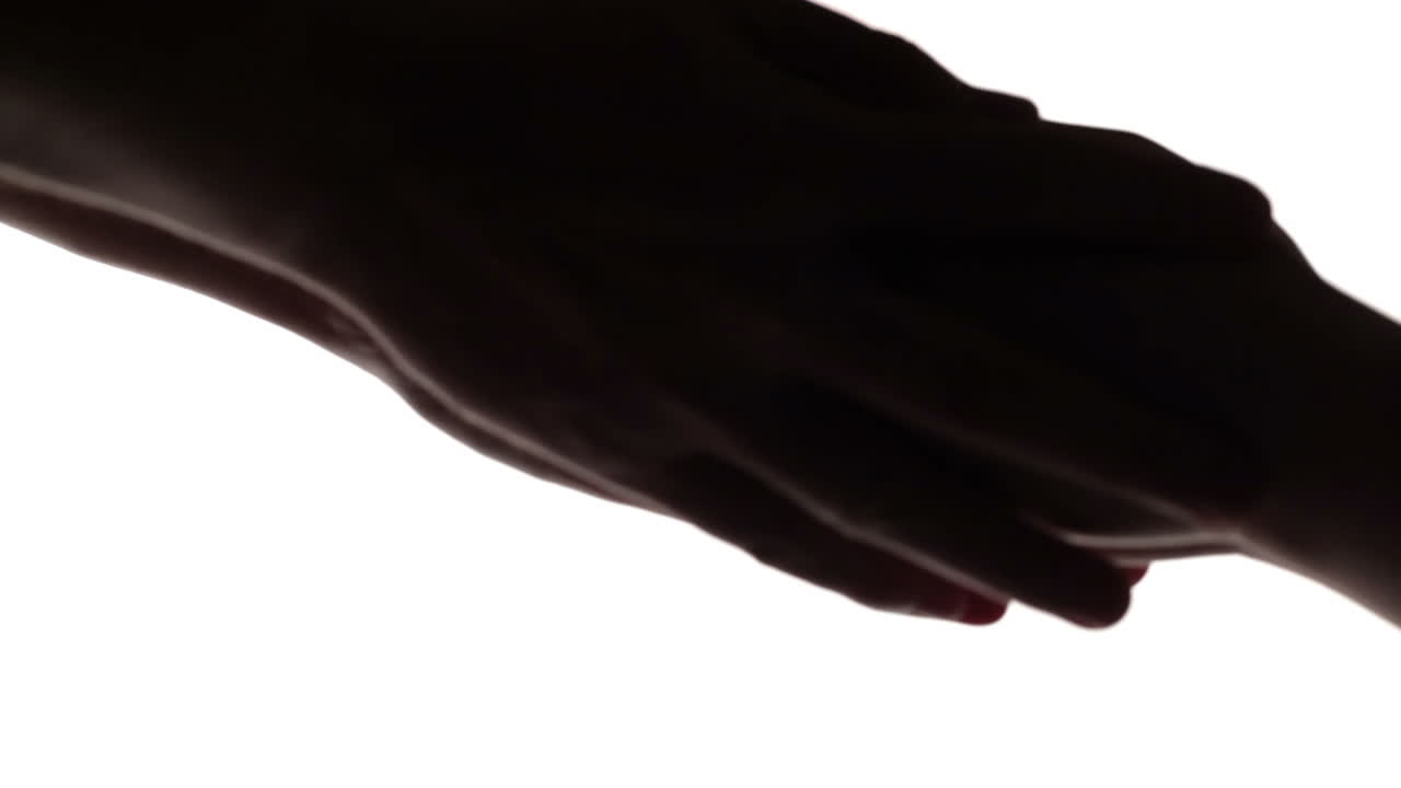 남자와 여자 손의 실루