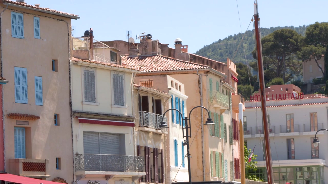 Luz solar brilhante ilumina edifícios históricos coloridos ao longo do calçadão panorâmico à beira-mar em Bordéus, França.