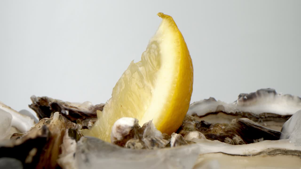 레스토랑에서 큰 접시에 반 질의 신선한 오스트리. 테이블에 제공.