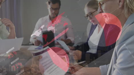 animación de la interfaz infográfica multicolor sobre diversos compañeros de trabajo analizando informes en la oficina