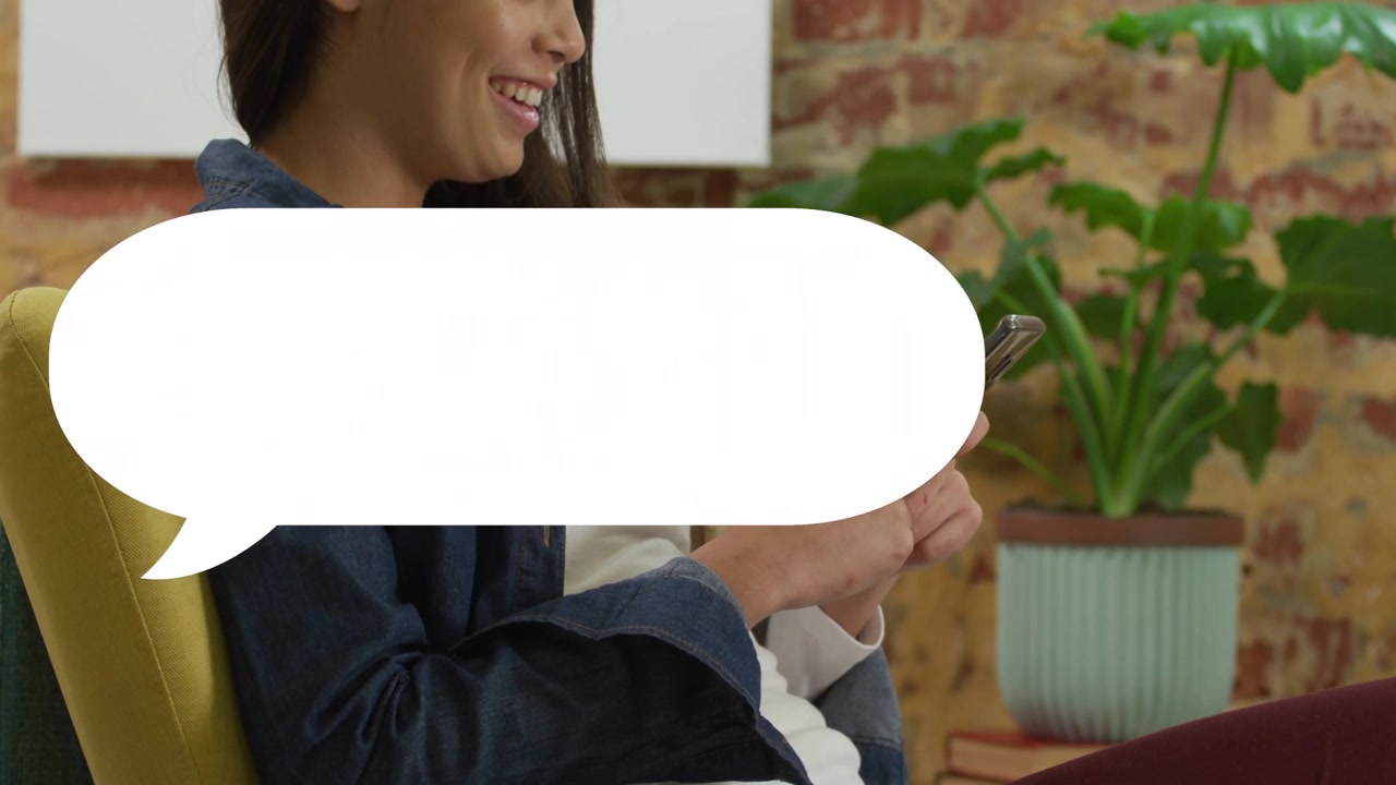 Donna che tiene il telefono, toccando i puntini di digitazione che si espandono in una bolla con un indicatore di caricamento, mentre controlla i messaggi.