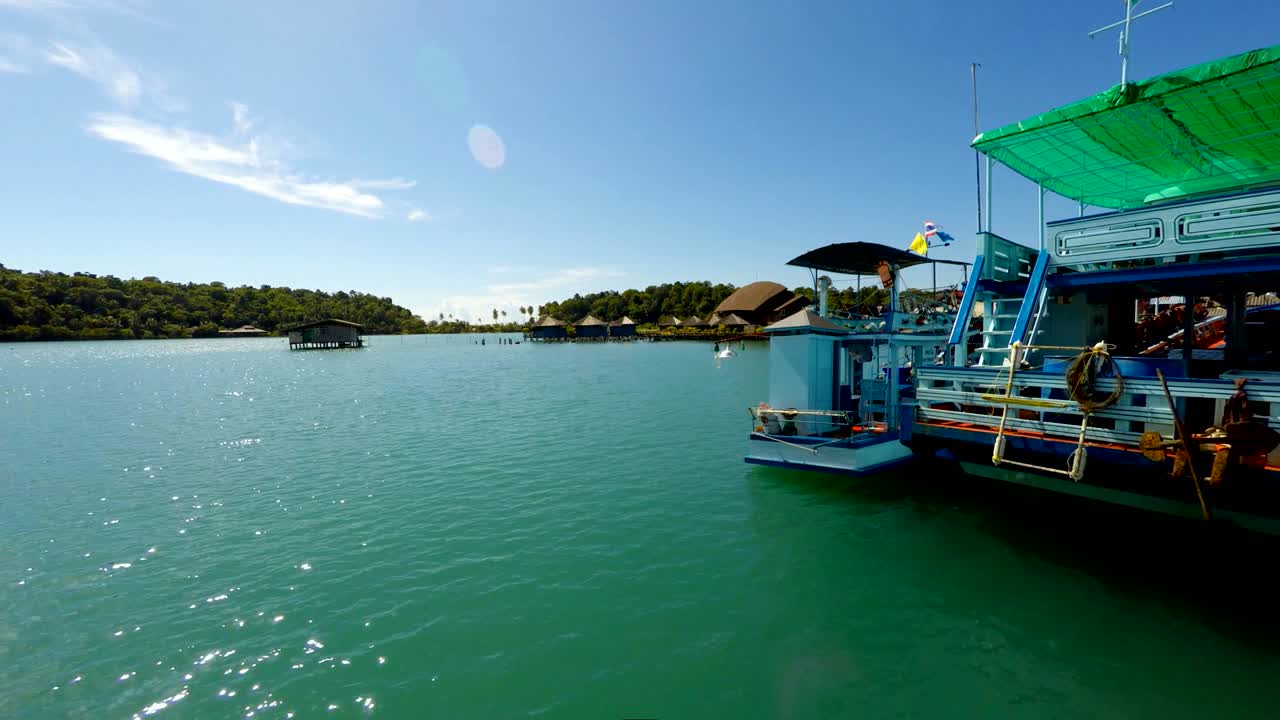 열대 섬에 있는 만과 항구의 원활한 루프