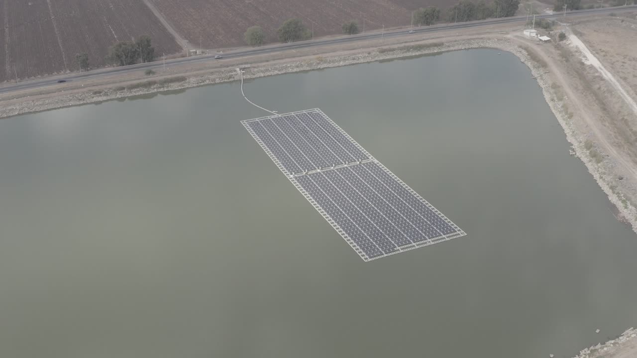저수지 위에 떠 있는 태양 전지판