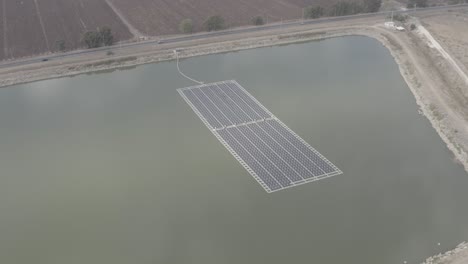 Paneles-Solares-Flotantes-Encima-De-Un-Depósito-De-Agua
