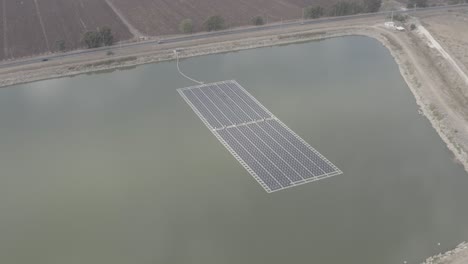 paneles solares flotantes encima de un depósito de agua