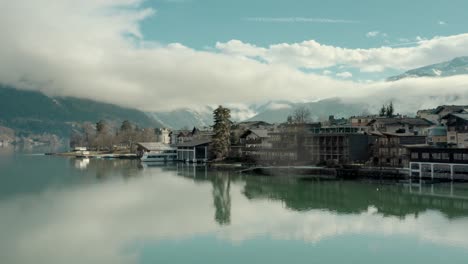 Hoteles-De-Estación-De-Esquí-En-Un-Lago-En-Los-Alpes-Austríacos