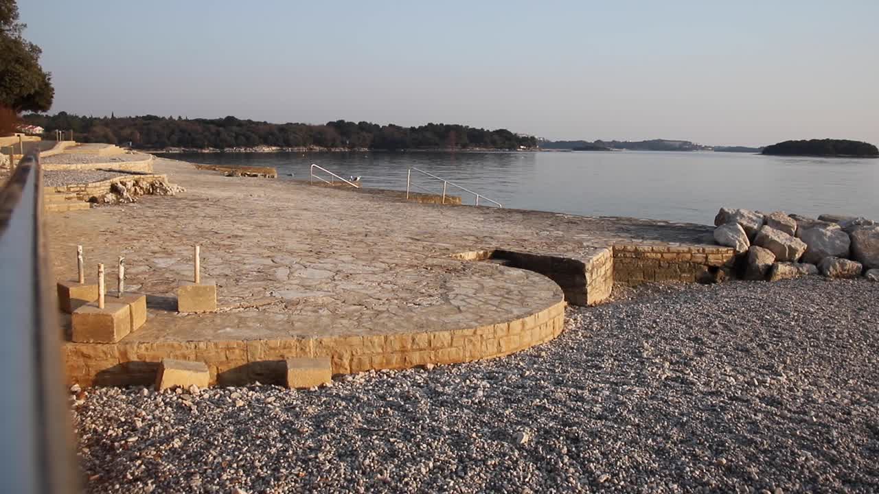 отсутствие людей на берегу моря летом на закате