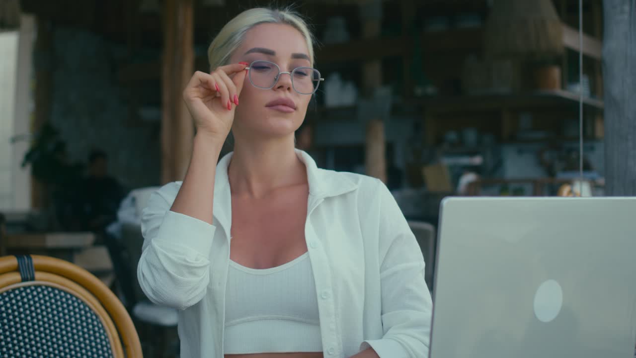 야외 카페 에서 노트북 을 사용 하는 여자