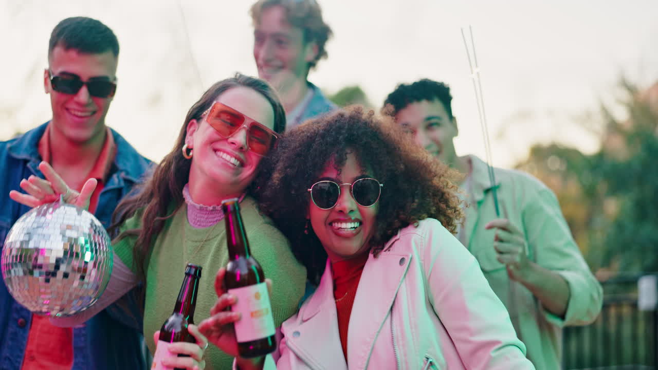 En gruppe venner hygger sig til en fest med drinks og stjernekastere
