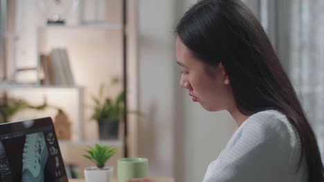 그래픽 디자인 프로젝트에서 일하는 여성