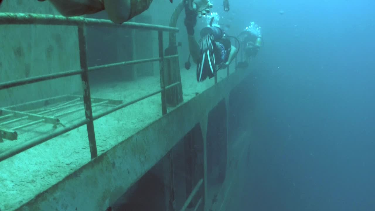 다이버들은 난파선을 탐험한다 2