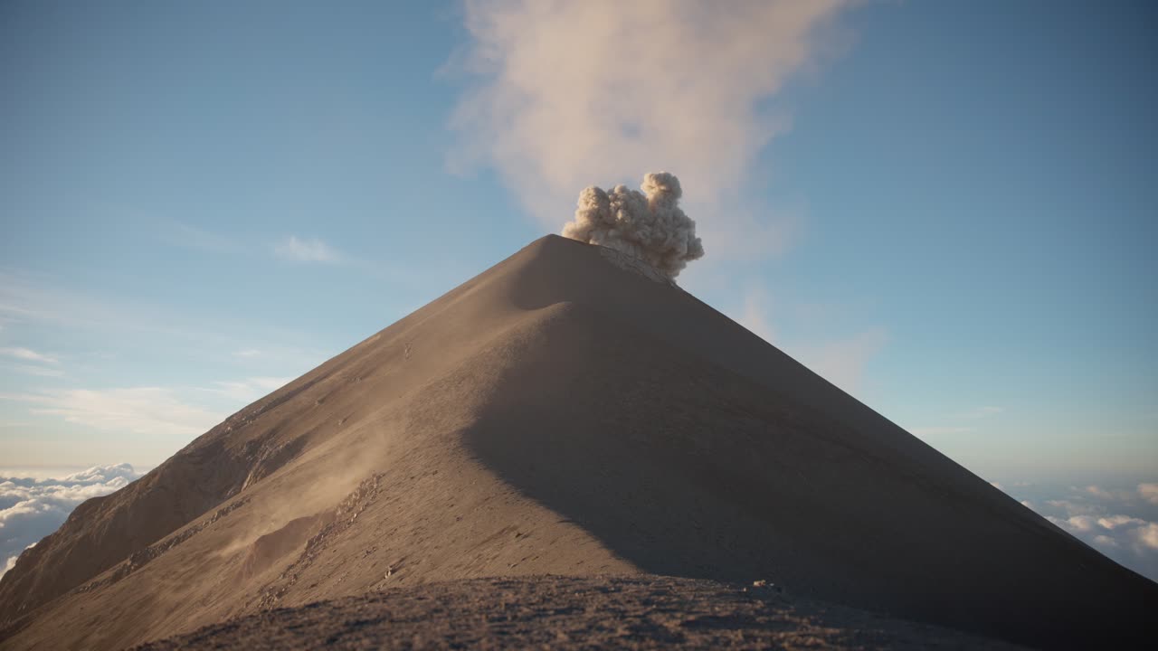el volcán fuego estalla al amanecer, vista de la hora dorada desde la cresta del volcán