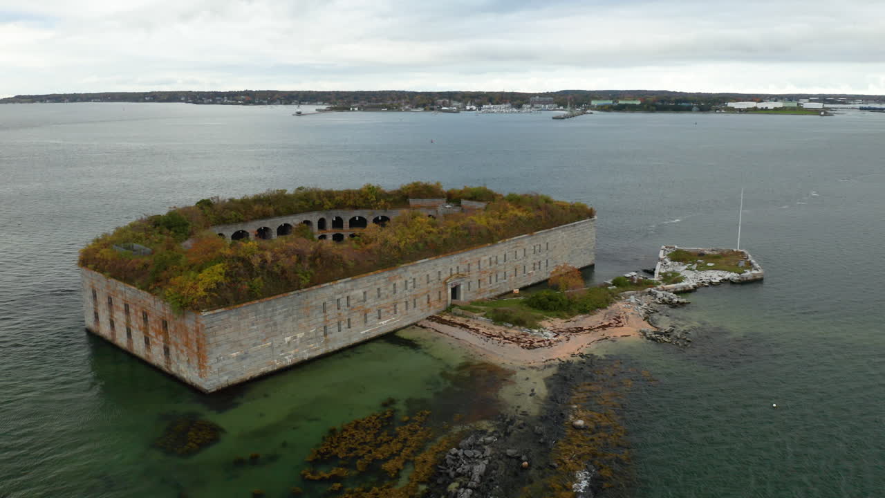 백그라운드에서 메인 포틀랜드와 카스코 베이에서 요새 협곡의 높은 궤도 공중 샷