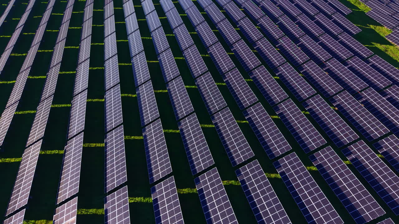 Pannelli solari disposti in file su un campo durante il giorno con cieli sereni in un impianto di energia rinnovabile