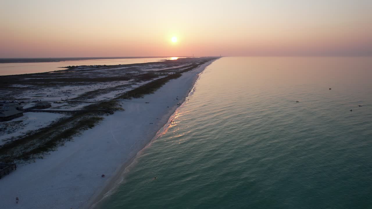 Toàn cảnh bình minh trên Bãi biển Pensacola, Florida thuộc Vịnh Mexico vào một buổi sáng nắng đẹp, máy quay lia ra xa