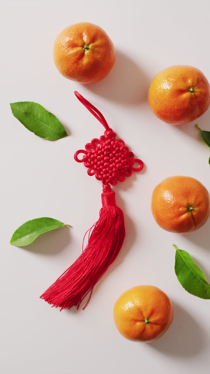 video vertical de primer plano de la decoración china y las naranjas sobre fondo blanco
