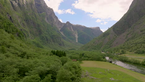 自然綠色山谷和小河在挪威的標誌性風景中, gudvangen