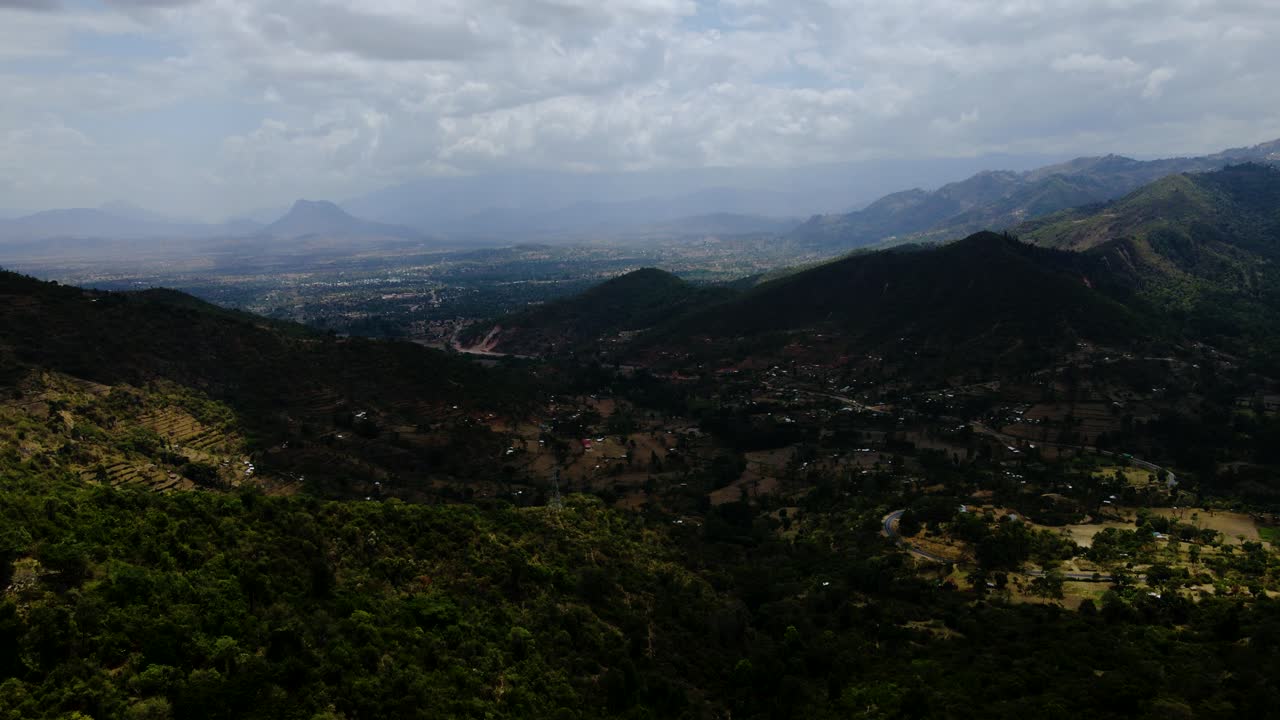 서쪽 pokot chapalleria 산 - 케냐의 공중 무인 항공기보기