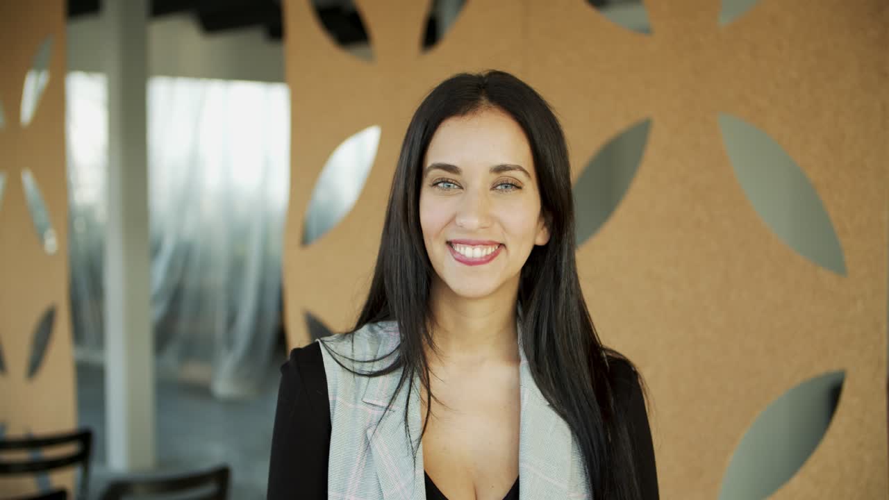 hermosa morena con el pelo largo sonriendo