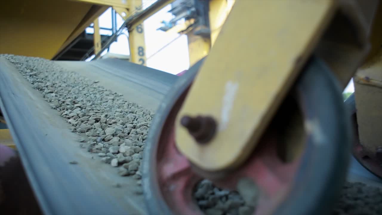 trituradora industrial en minas y plantas de procesamiento de piedra triturada, arena y grava como materiales de base del asfalto en la planta de mezcla de asfalto para producir asfalto o hormigón de mezcla caliente