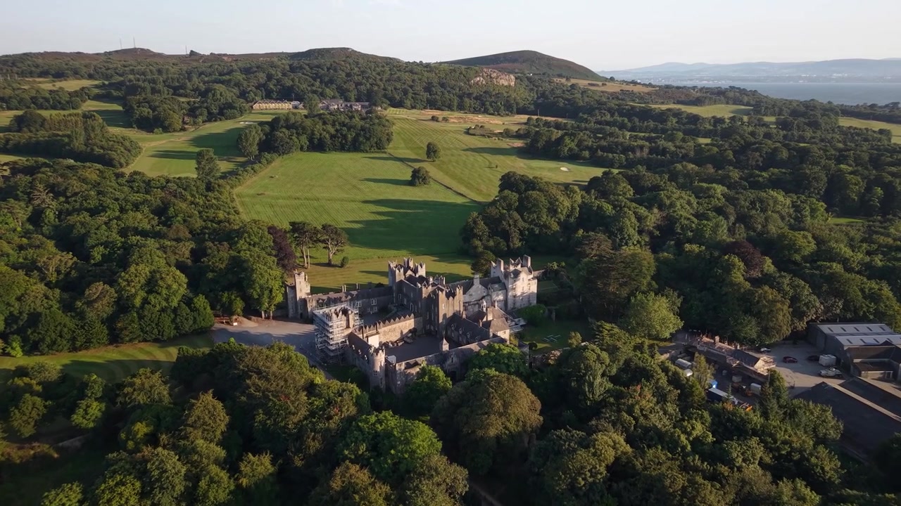 Howth Castle, Irland. Flygfoto i fågelperspektiv över historiskt landmärke på halvö nära Dublin.