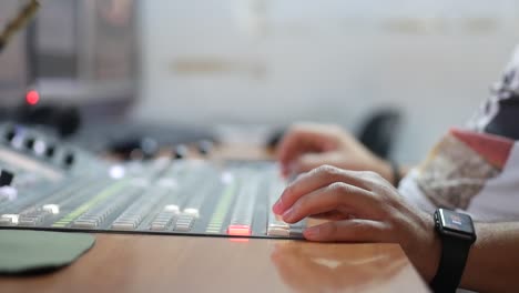 Primer-Plano-De-Un-Hombre-Sentado-En-Un-Panel-De-Control-De-Televisión-Para-Producción-Y-Transmisión