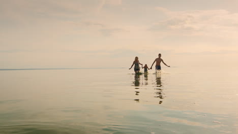 Familienspaß-Im-Urlaub-Lief-Bei-Sonnenuntergang-Aus-Dem-Wasser