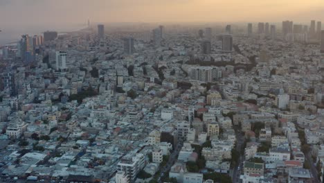 los rascacielos de tel aviv panorama del paisaje urbano al atardecer, vista aérea