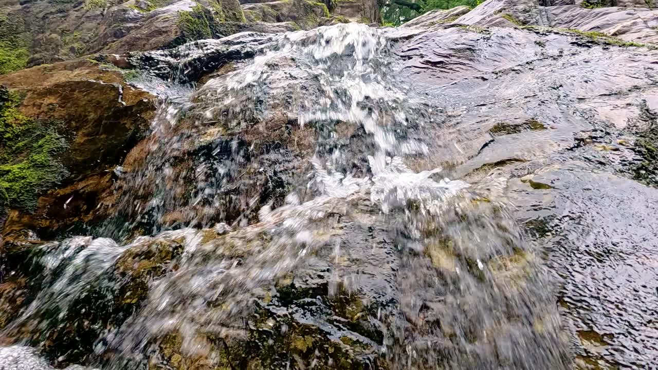 cascadas de agua sobre rocas en un entorno natural