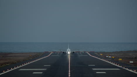 El-Avión-Despega-Del-Aeropuerto.