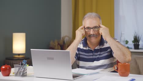 el viejo trabajador de la oficina en casa da un discurso motivacional.