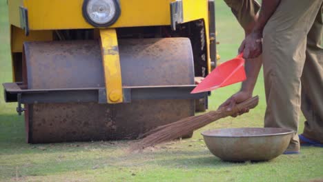 Limpieza-De-Rodillos-De-Campo-De-Dos-Toneladas-En-El-Estadio-Wakhede-En-Mumbai,-Vista-De-Cerca