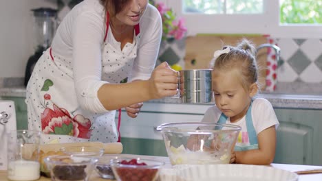 linda niña ayudando a su madre a hornear una tarta