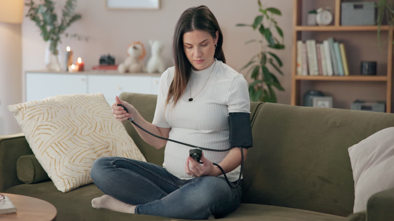 mujer embarazada midiendo la presión arterial en casa