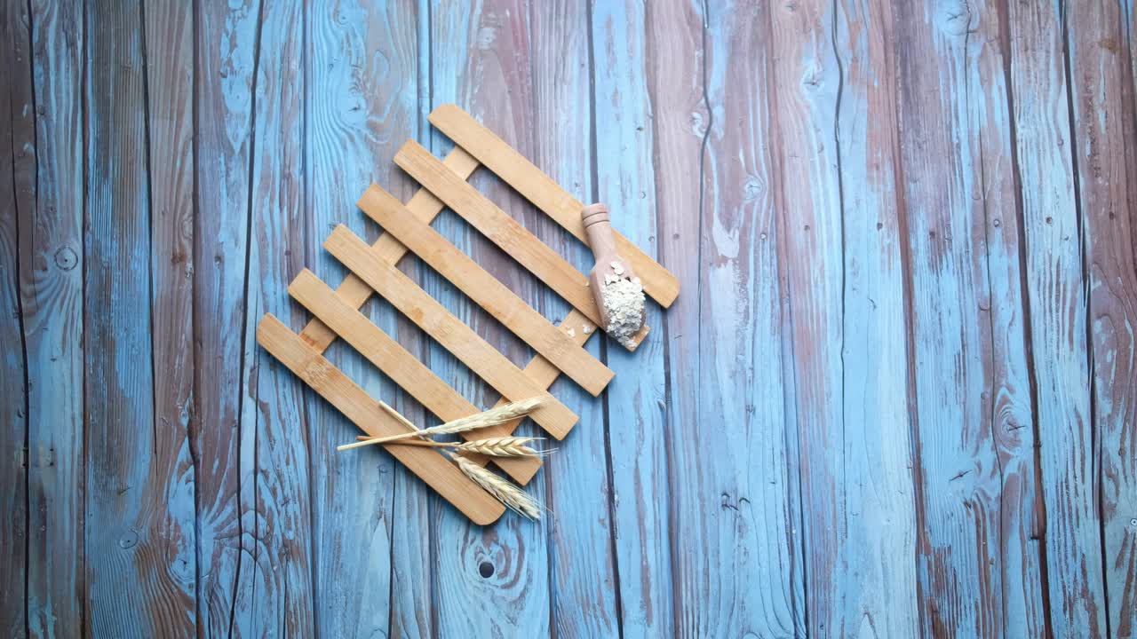 오트 밀가루 한 그 을 들고 있는 손