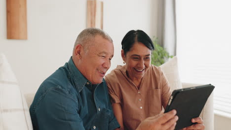 Ola,-Tableta-Y-Pareja-De-Ancianos-En-Videollamada