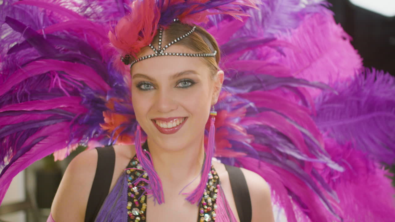 예쁜 쇼걸 춤과 미소