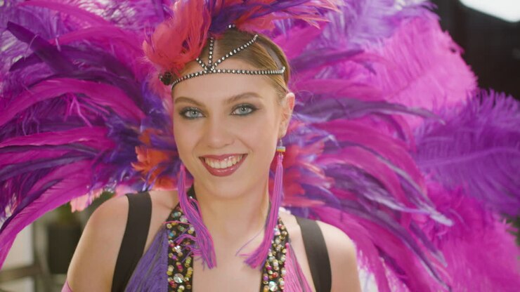 красивая девушка танцует и улыбается