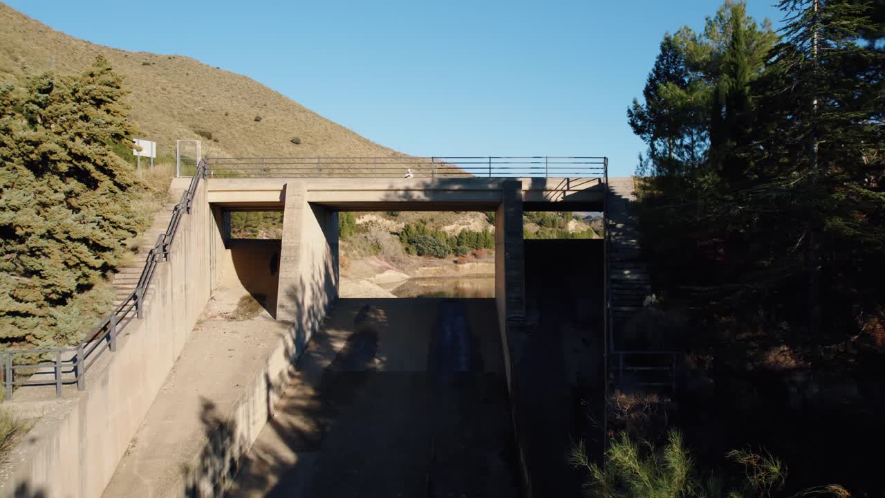 toma aérea de los canales en el embalse de canales en sierra nevada españa