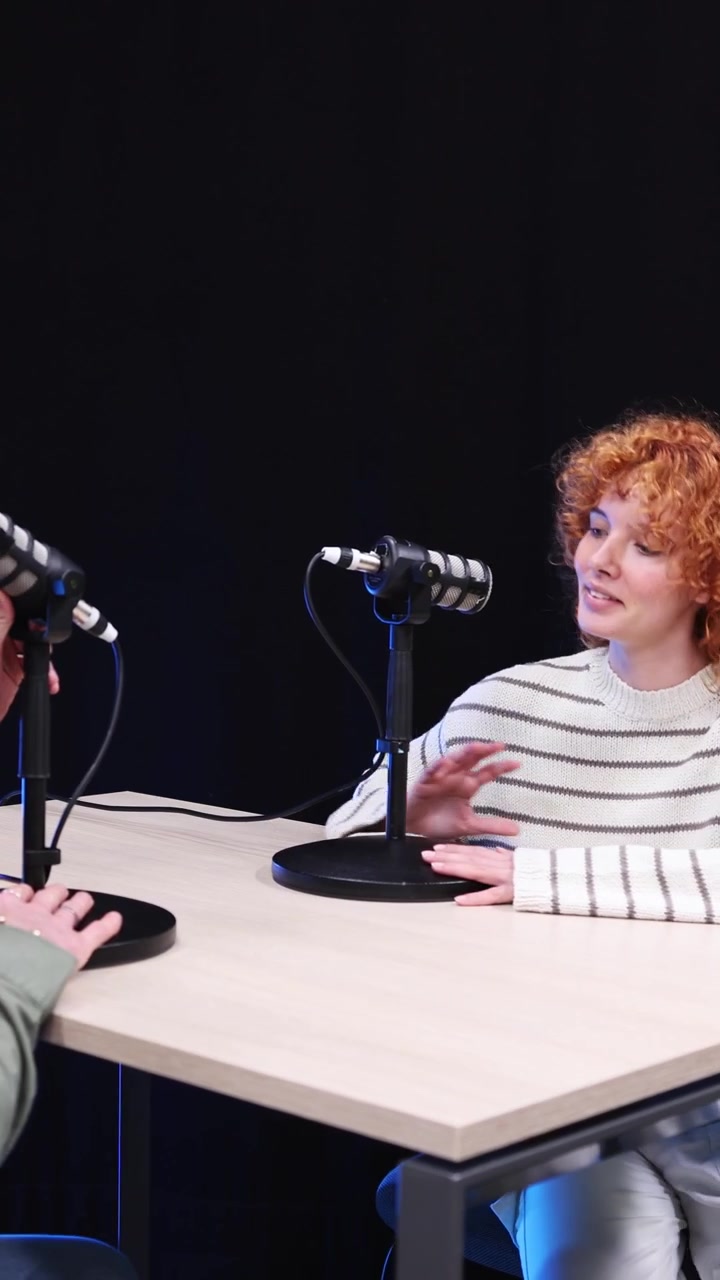 Giovane donna e uomo che parlano durante la registrazione di un podcast.