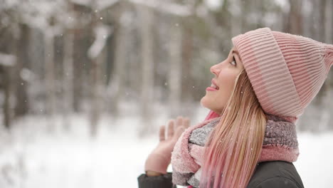 Fröhliche,-Schöne-Frau-Im-Lässigen-Stil,-Die-Mit-Erhobenen-Händen-Rollt,-Während-Es-Im-Winter-Auf-Dem-Schönen-Stadtplatz-Schneit.-Draussen.-Porträtaufnahme