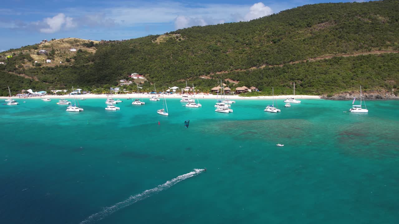 영국령 버진 아일랜드, 하얀 모래 해변과 벨 뷰 섬의 해안선 옆에 정박된 보트의 공중 전망