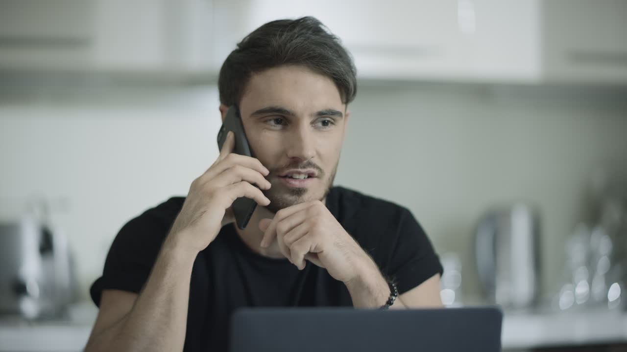 hombre de negocios feliz hablando por teléfono en casa. hombre de negocios feliz usando teléfono móvil