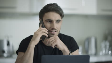 Feliz-Hombre-De-Negocios-Hablando-Por-Teléfono-En-Casa.-Feliz-Hombre-De-Negocios-Usando-Teléfono-Móvil