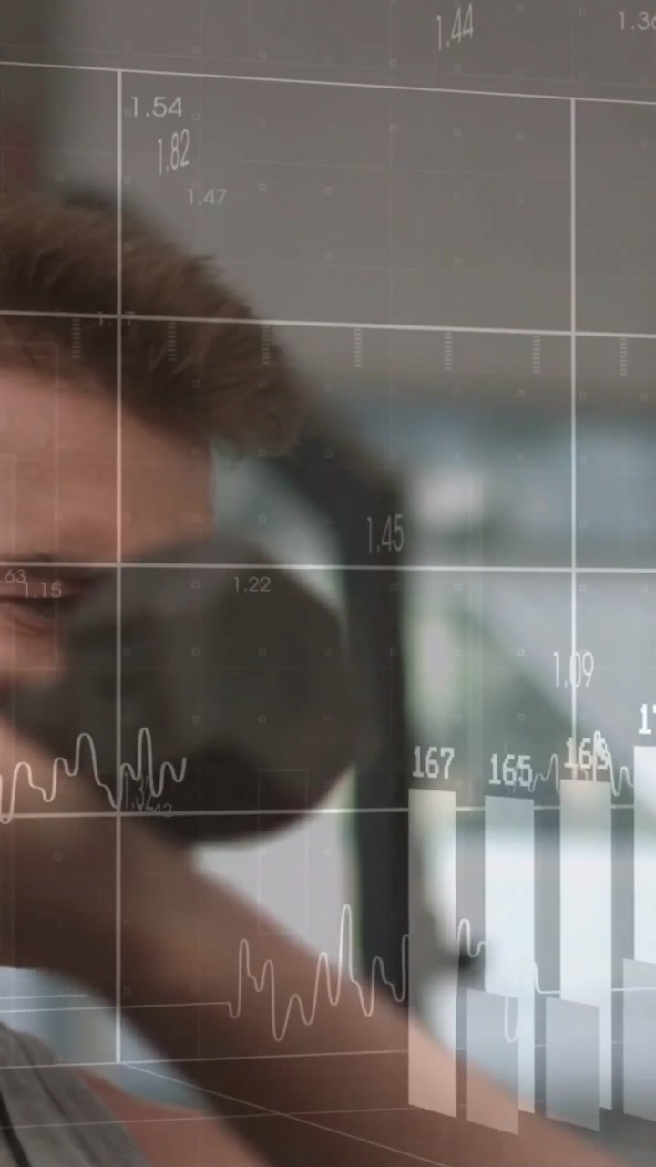 Video verticale: Uomo che espira e inizia la panca con manubri, HUD che aggiorna le barre della frequenza cardiaca (HR) per il monitoraggio del fitness