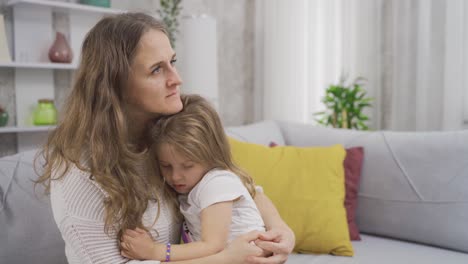 Niña-Triste-En-Brazos-De-Su-Madre.